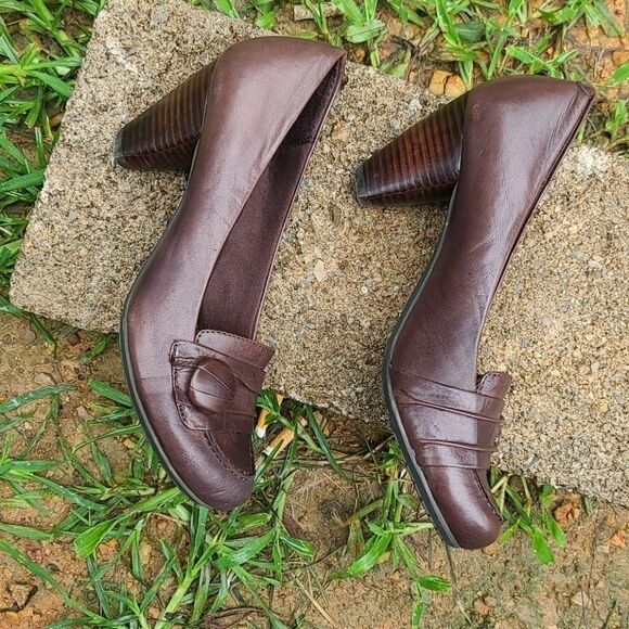 BareTraps "Savina" round toe button short heels - Picture 5 of 11